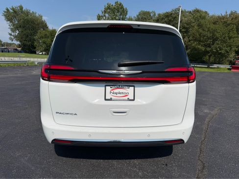 Used 2024 Chrysler Pacifica Touring-L FWD image 7