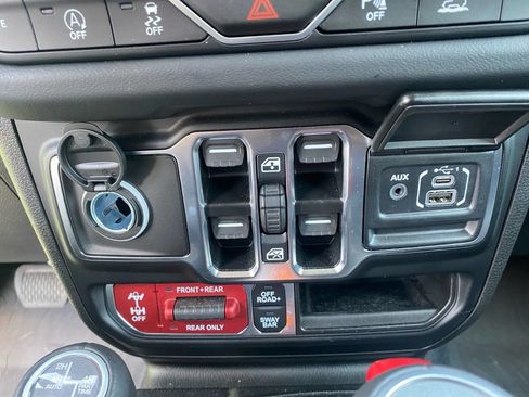 Used 2025 Jeep Wrangler Unlimited Rubicon AWD/4WD image 20