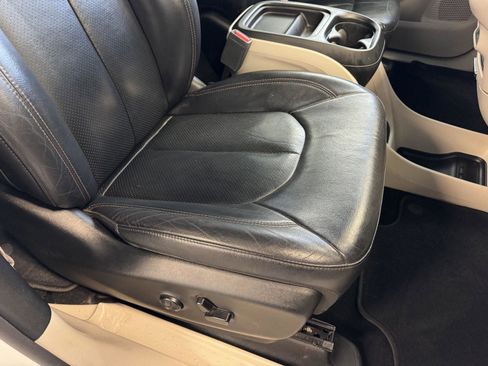 Used 2018 Chrysler Pacifica Touring-L w/ Tire & Wheel Group image 27