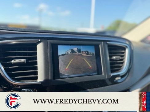 Used 2020 Chrysler Pacifica Touring-L FWD image 14