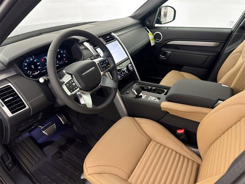 New 2026 Land Rover Discovery Dynamic SE image 9