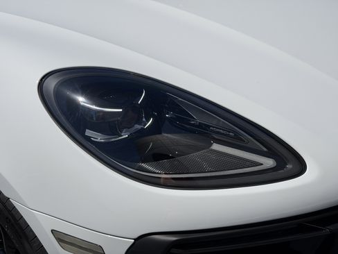 Certified 2025 Porsche Macan GTS image 12