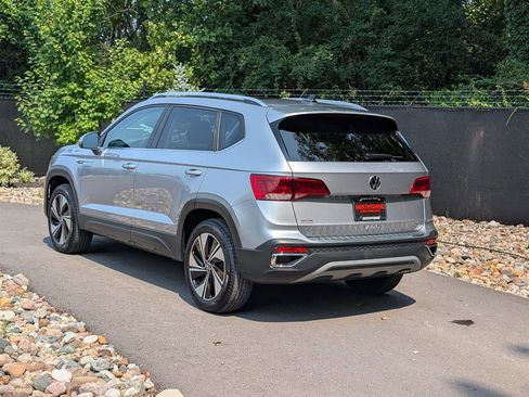 Certified 2024 Volkswagen Taos SE w/ Panoramic Sunroof Package image 3