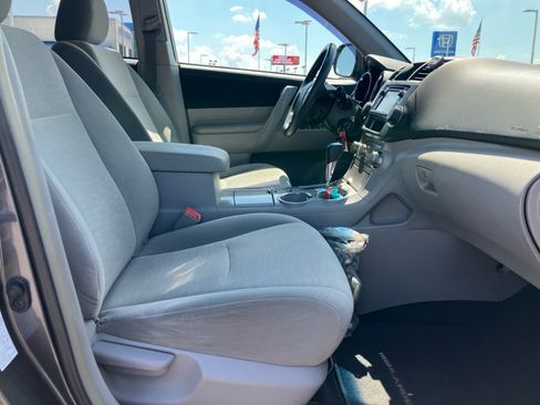 Used 2013 Toyota Highlander Plus FWD image 29