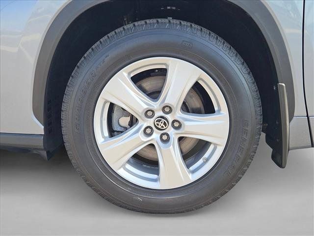 Used 2022 Toyota Highlander LE AWD/4WD image 24