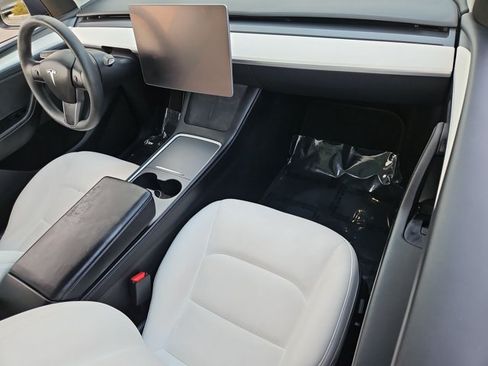 Used 2023 Tesla Model Y Long Range AWD/4WD image 23
