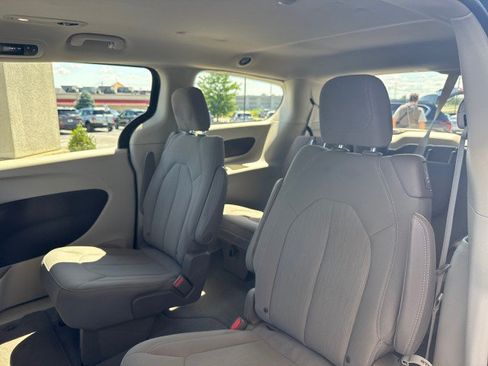 Used 2021 Chrysler Voyager LX FWD image 6