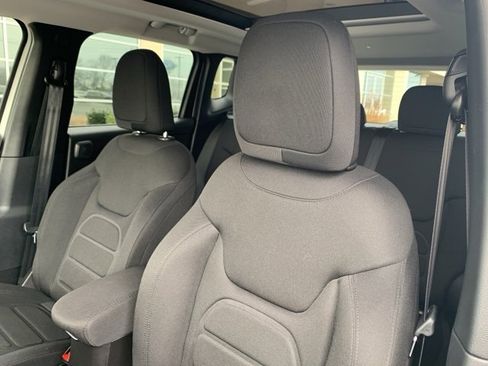 Used 2021 Jeep Renegade Latitude w/ Sun & Sound Group image 11