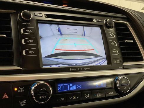 Used 2018 Toyota Highlander XLE AWD/4WD image 17