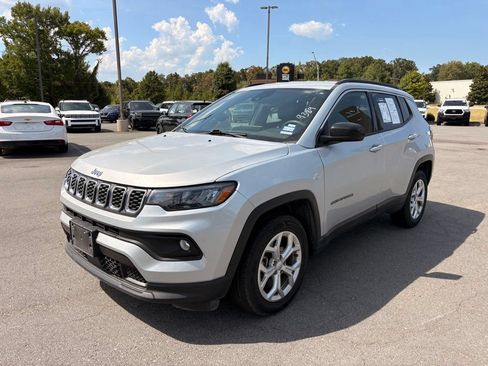 Used 2024 Jeep Compass Latitude AWD/4WD image 3