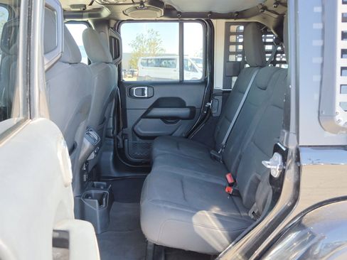 Used 2019 Jeep Wrangler Unlimited Sahara image 30