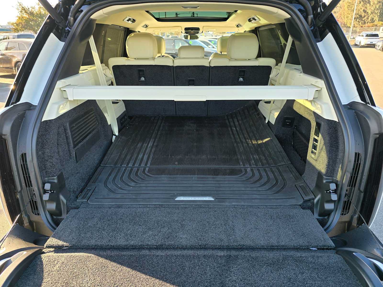 New 2025 Land Rover Range Rover Long Wheelbase SE AWD/4WD image 14