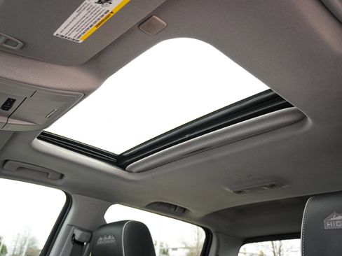 Used 2018 Chevrolet Silverado 1500 High Country image 30