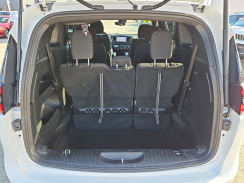 Used 2024 Chrysler Pacifica Touring image 11