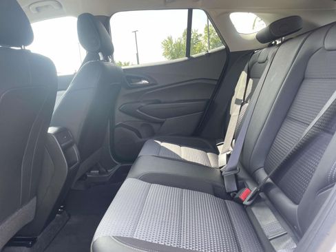 Used 2025 Chevrolet Trax LT w/ LT Convenience Package FWD image 9