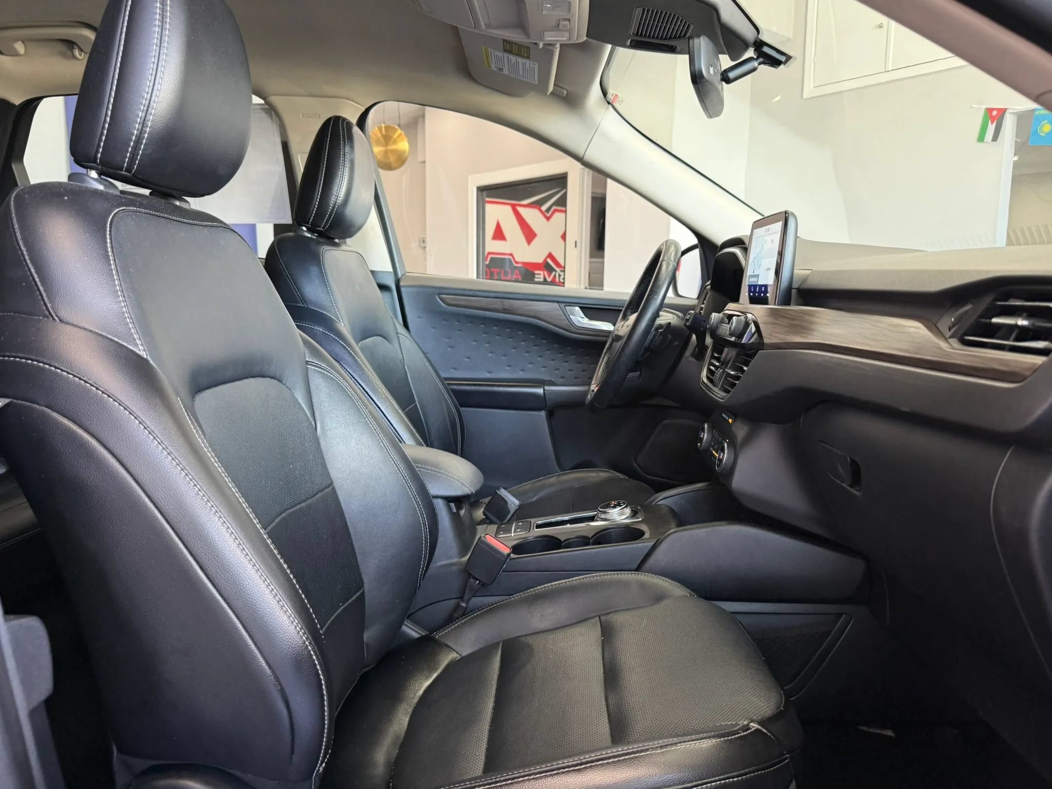 Used 2020 Ford Escape Titanium AWD/4WD image 25