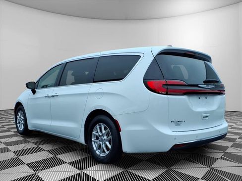 Used 2024 Chrysler Pacifica Touring-L FWD image 24