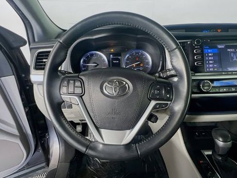 Used 2019 Toyota Highlander XLE FWD image 16