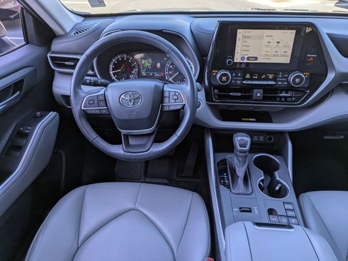 Used 2024 Toyota Highlander XLE image 17