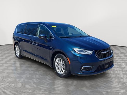 Used 2023 Chrysler Pacifica Touring-L FWD image 3