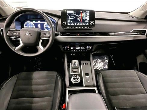 Used 2024 Mitsubishi Outlander SE image 15