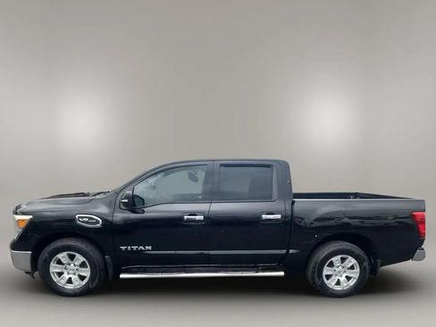 Used 2017 Nissan Titan SV image 2