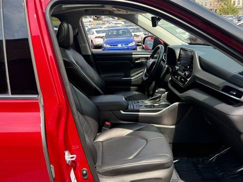 Used 2021 Toyota Highlander XLE AWD/4WD image 15