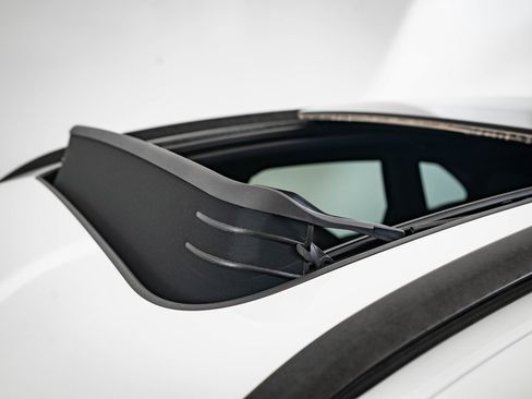 Certified 2024 Porsche Macan image 16