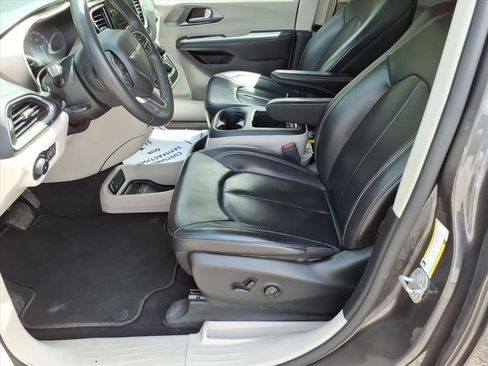 Used 2023 Chrysler Pacifica Touring-L FWD image 13