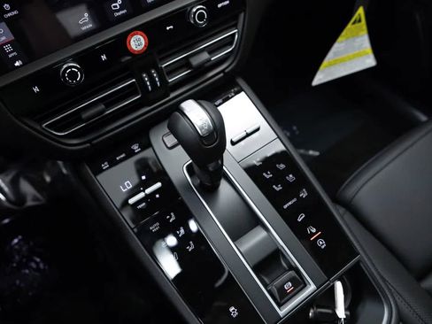 Certified 2026 Porsche Macan AWD/4WD image 29