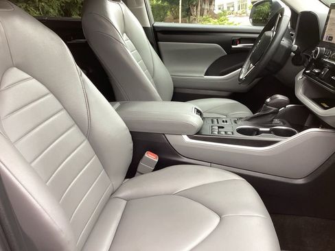 Used 2023 Toyota Highlander XLE image 6