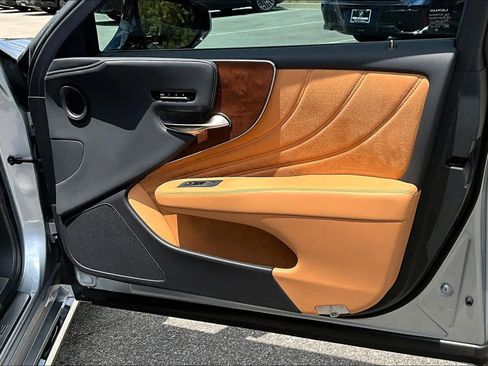 Used 2024 Lexus LS 500 RWD image 24