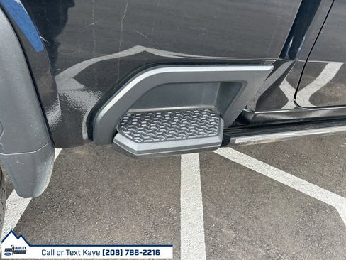 Used 2023 GMC Sierra 3500 Denali w/ Denali Ultimate Package image 9