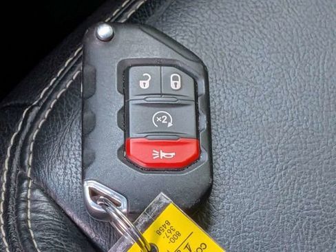 Used 2019 Jeep Wrangler Unlimited Sahara AWD/4WD image 33