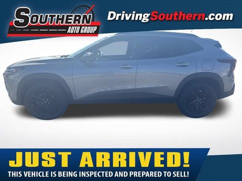 Used 2025 Chevrolet Trax ACTIV FWD image 1