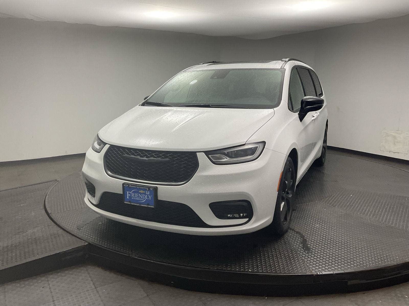 Used 2025 Chrysler Pacifica Limited FWD image 3