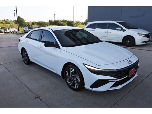 Certified 2025 Hyundai Elantra SEL FWD image 8