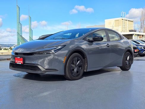 Used 2024 Toyota Prius LE FWD image 7