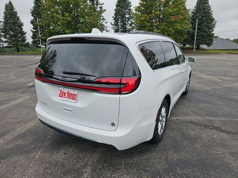 Used 2022 Chrysler Pacifica Touring-L FWD image 6