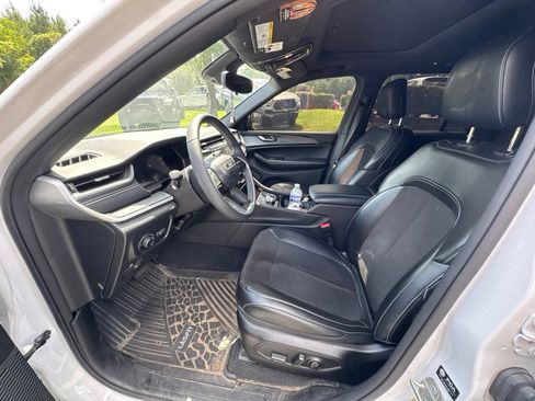 Used 2023 Jeep Grand Cherokee Altitude AWD/4WD image 10