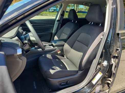 Used 2024 Nissan Altima 2.5 SV image 16