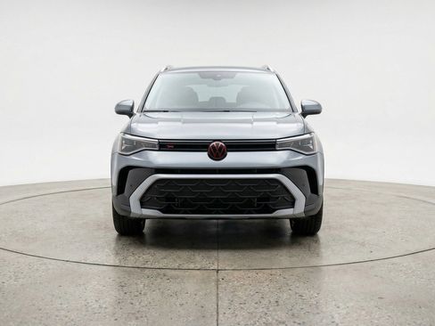 Used 2025 Volkswagen Taos SE image 2