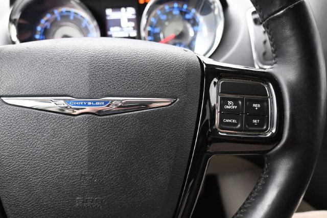 Used 2014 Chrysler Town & Country Touring-L FWD image 27