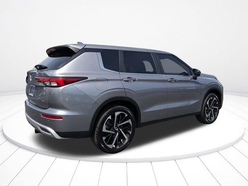 Used 2022 Mitsubishi Outlander SE FWD image 3