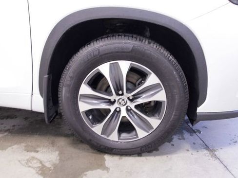Used 2022 Toyota Highlander XLE AWD/4WD image 11