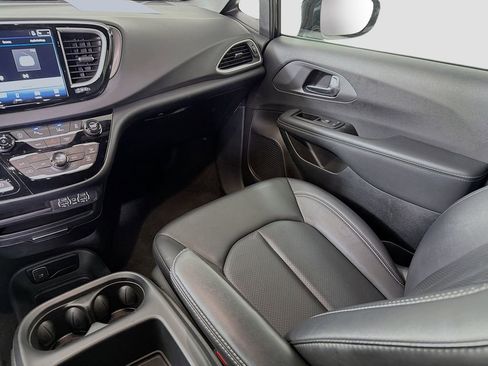 Used 2025 Chrysler Pacifica Select image 27