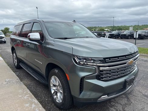 Used 2023 Chevrolet Suburban Premier AWD/4WD image 3