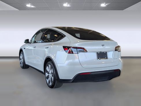 Used 2021 Tesla Model Y Long Range image 3