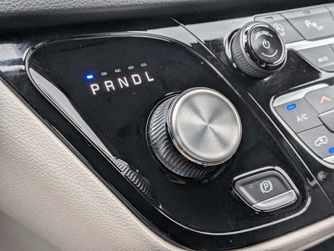 Used 2024 Chrysler Pacifica Touring-L FWD image 29