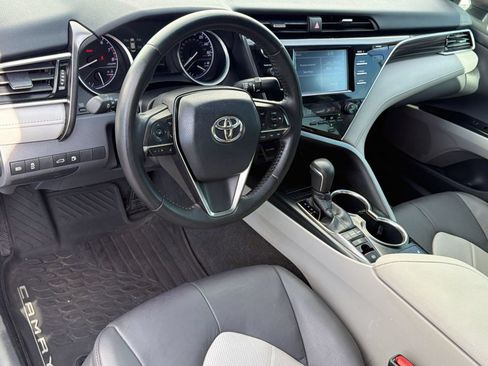 Used 2018 Toyota Camry XLE FWD image 4